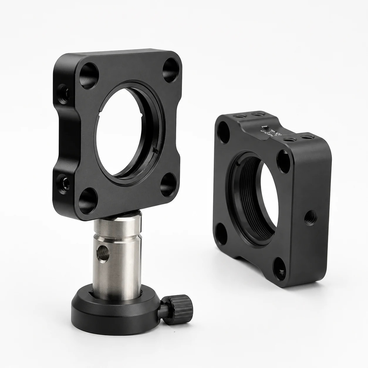 两只黑色 L30B-SM1 30 mm 笼式系统笼板以前视和侧视方式陈列，其中一只安装在接杆底座上
